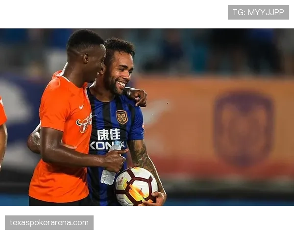 特写镜头:麦迪逊进球后冲向场边与术后康复回归的球迷拥抱 特写镜头:麦迪逊进球后冲向场边与术后康复回归的球迷拥抱